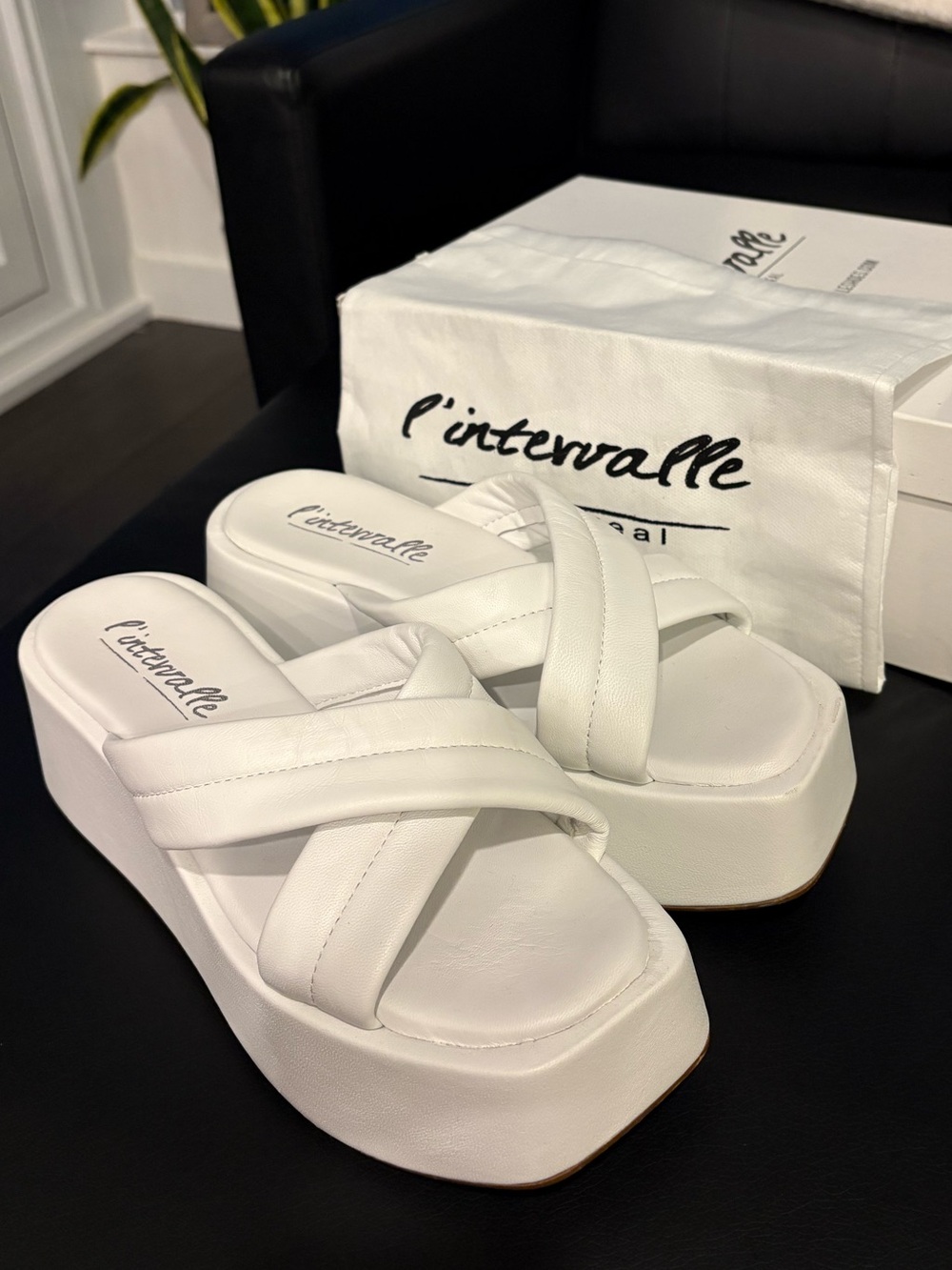 L'INTERVALLE White Padded Crisscross Platform Slides